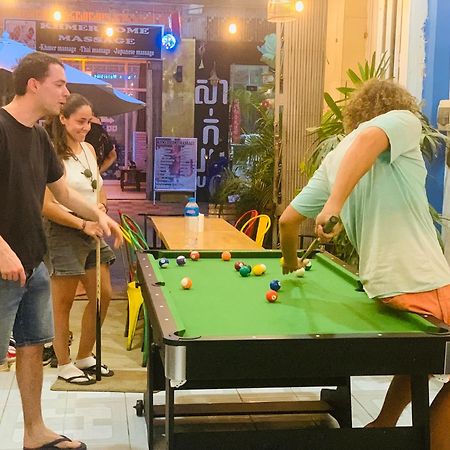 Social Backpacker Hostel & Rooftop Bar Battambang Buitenkant foto