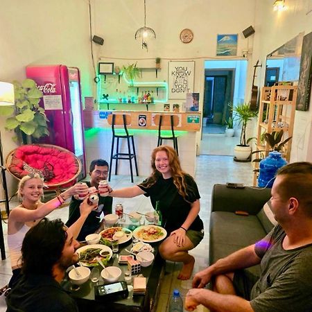 Social Backpacker Hostel & Rooftop Bar Battambang Buitenkant foto