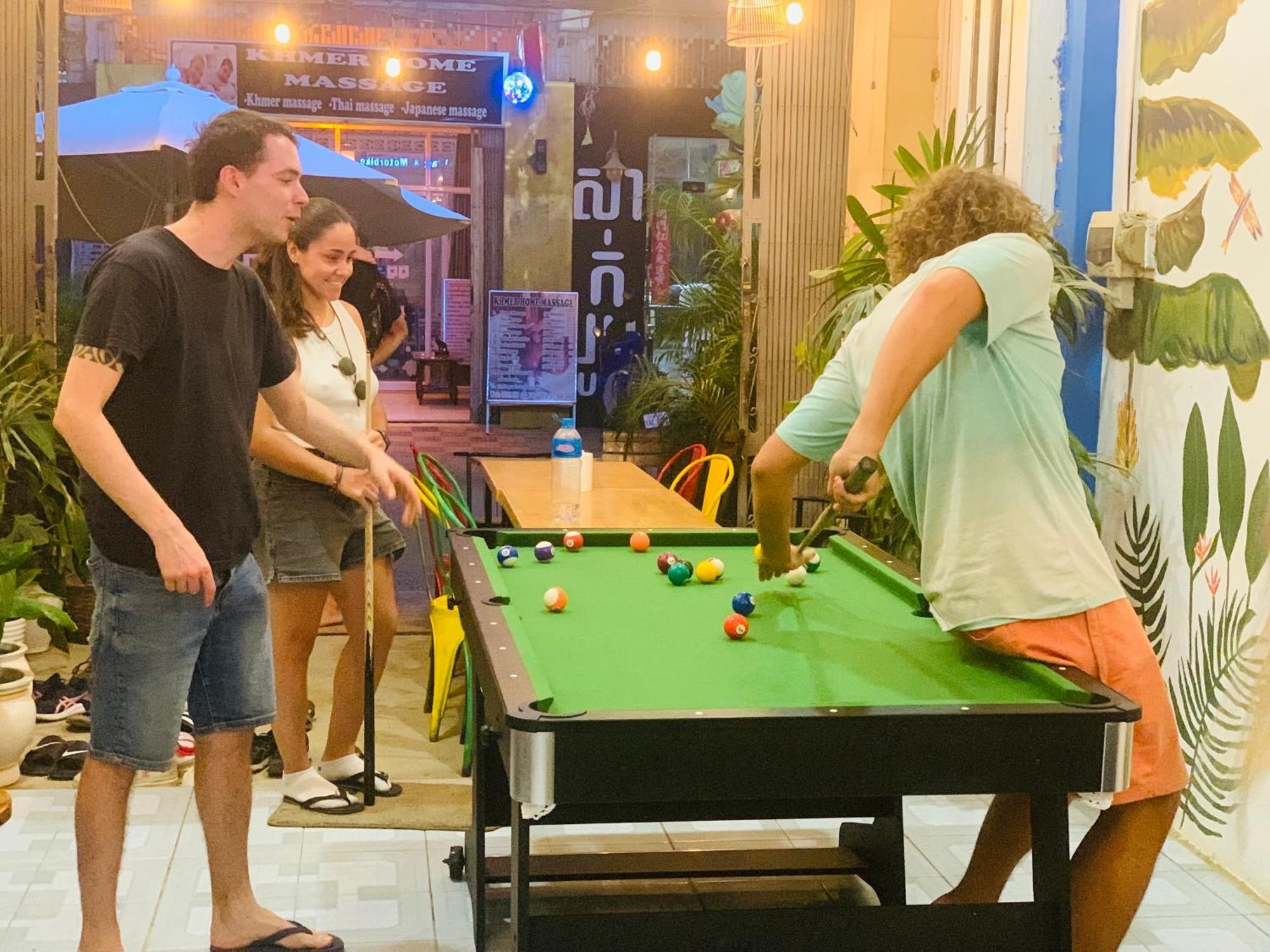 Social Backpacker Hostel & Rooftop Bar Battambang Buitenkant foto