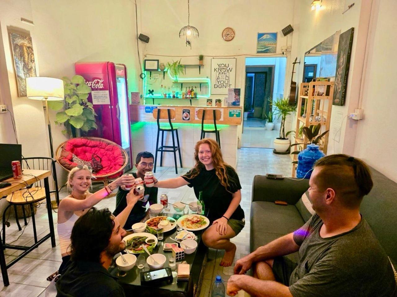 Social Backpacker Hostel & Rooftop Bar Battambang Buitenkant foto