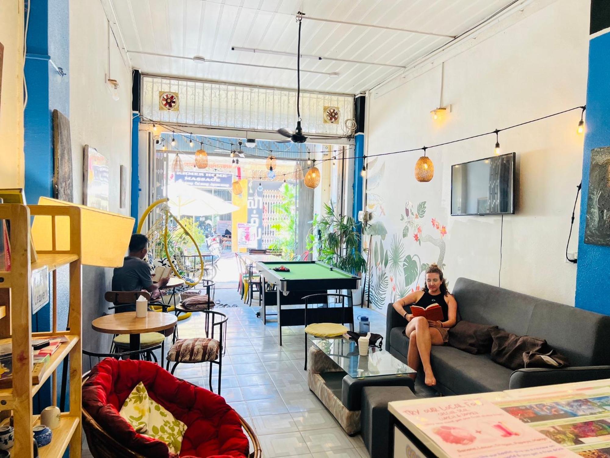 Social Backpacker Hostel & Rooftop Bar Battambang Buitenkant foto